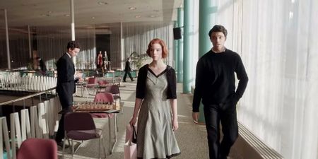 Makna Outfit Beth Harmon dalam Episode Akhir 'The Queen's Gambit'