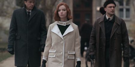 Makna Outfit Beth Harmon dalam Episode Akhir 'The Queen's Gambit'