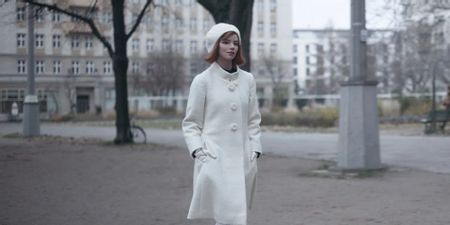Makna Outfit Beth Harmon dalam Episode Akhir 'The Queen's Gambit'