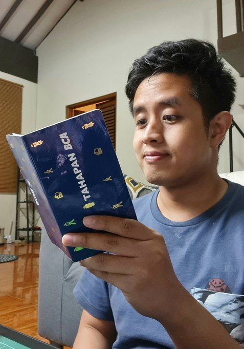 Bikin Ngakak, Beragam Aksi Netizen Berpose Baca Buku ala Anies Baswedan