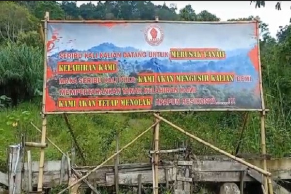 Warga dan Santri Banten 'Pukul Mundur' Alat Berat yang Dikawal Pasukan Marinir