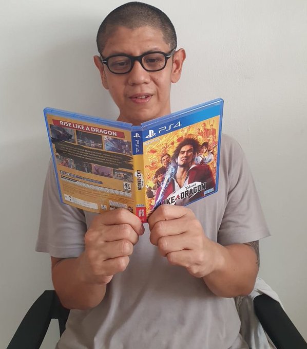 Bikin Ngakak, Beragam Aksi Netizen Berpose Baca Buku ala Anies Baswedan