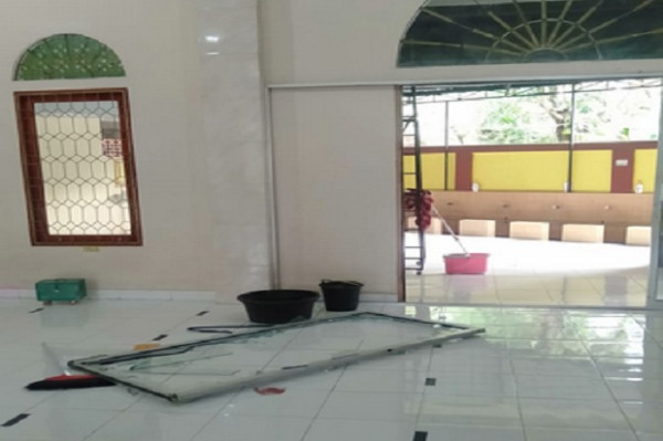 Waduh! Pintu Masjid di Pontianak Dirusak Seorang Mahasiswa