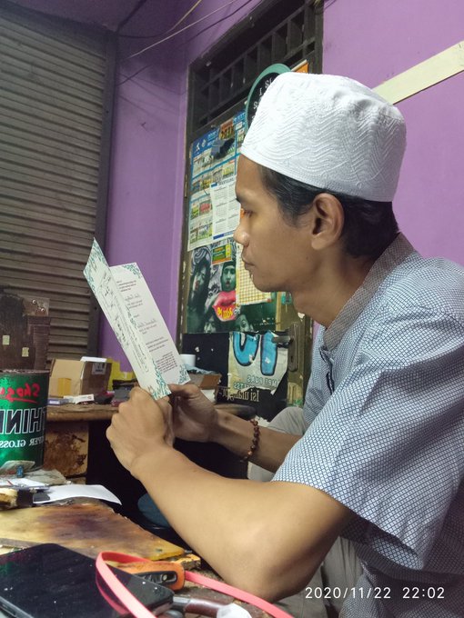 Bikin Ngakak, Beragam Aksi Netizen Berpose Baca Buku ala Anies Baswedan