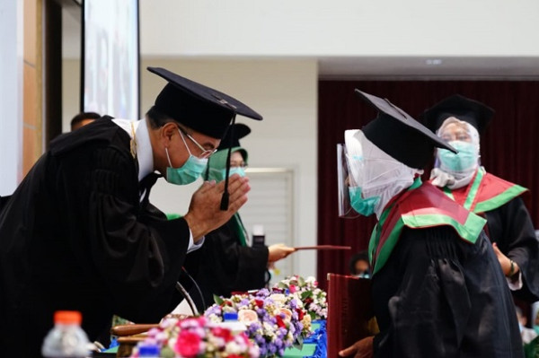 Demi Bisa Wisuda Sarjana di Usia 78 Tahun, Adik Wapres Try Sutrisno Rela Mandi Jam 1 Pagi
