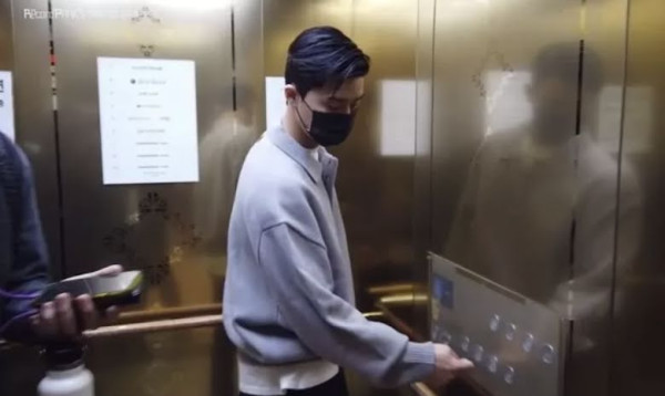 Tips dari Park Seo-Joon agar Aman Tekan Tombol Lift saat Masa Pandemi