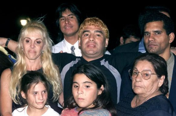 Kisah Hidup Diego Maradona: Drama Keluarga, Harta, Takhta, Wanita