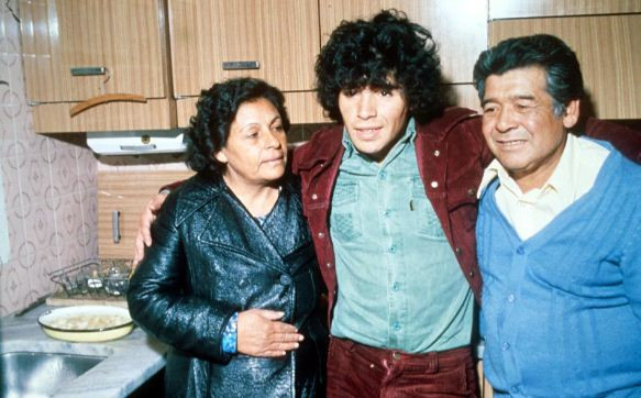 Kisah Hidup Diego Maradona: Drama Keluarga, Harta, Takhta, Wanita