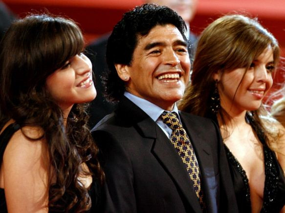 Kisah Hidup Diego Maradona: Drama Keluarga, Harta, Takhta, Wanita