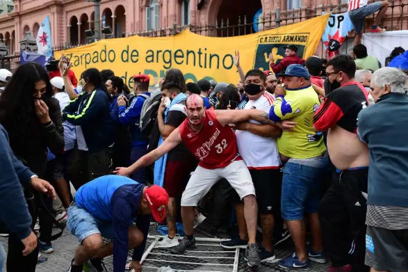 Ingin Lihat Peti Mati Maradona, Fans Bentrok dengan Petugas Kepolisian