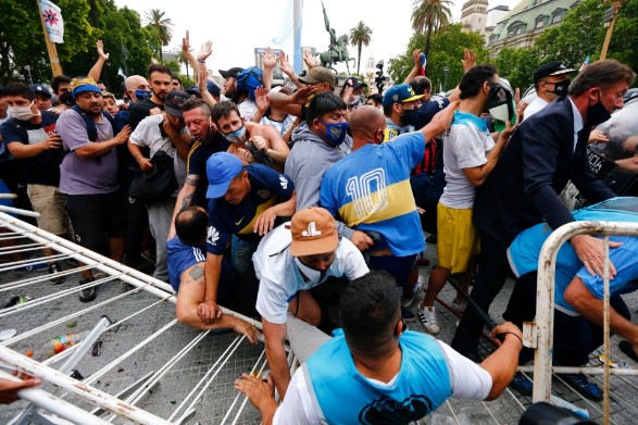 Ingin Lihat Peti Mati Maradona, Fans Bentrok dengan Petugas Kepolisian