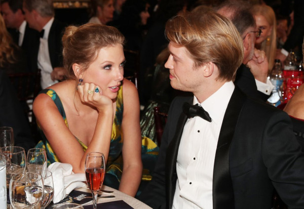 Taylor Swift Sebut Pacarnya Sebagai Penulis Misterius lagu Nomine Grammy 'Exile'