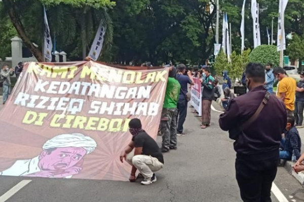 Gelar Aksi Damai, Ratusan Pemuda Tolak Safari Dakwah Habib Rizieq di Cirebon