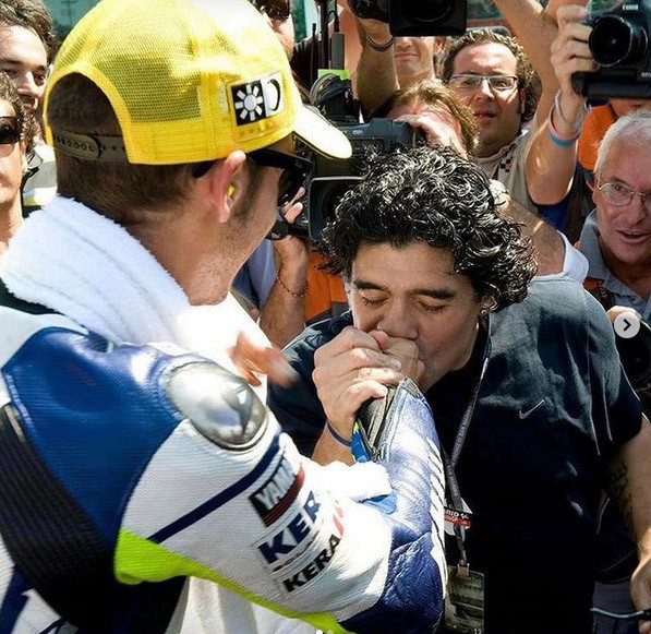 Maradona Hadir di Garasi Yamaha hingga Cium Tangan Rossi