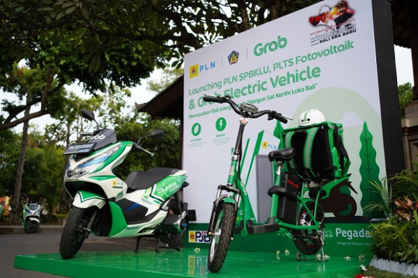 Grab Hadirkan Sepeda Motor Listrik dan Stasiun Penukaran Baterai Kendaraan Listrik Umum di Bali