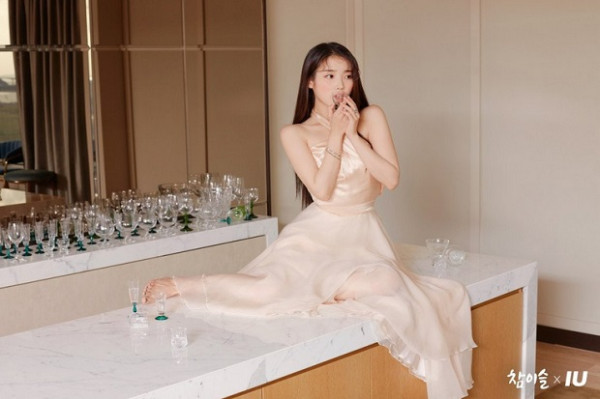 Yuk, Lihat Foto-foto Cantik IU saat Pemotretan 'Chamisul'