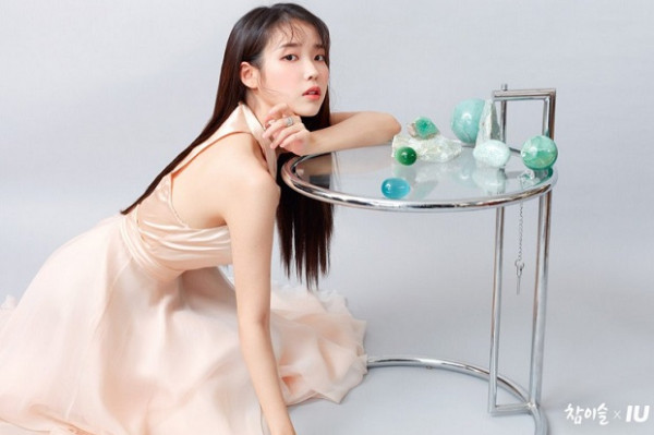 Yuk, Lihat Foto-foto Cantik IU saat Pemotretan 'Chamisul'
