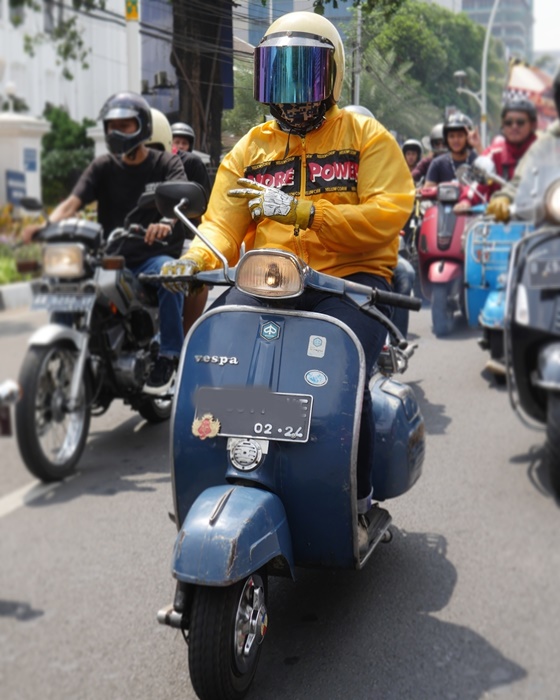 Ini Asal-Usul Pengendara Vespa Suka Diberi Hormat Anak Kecil