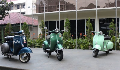 Ini Asal-Usul Pengendara Vespa Suka Diberi Hormat Anak Kecil