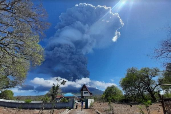 Gunung Ili Lewotolok Meletus, 21.700 Jiwa Mengungsi ke Lewoleba