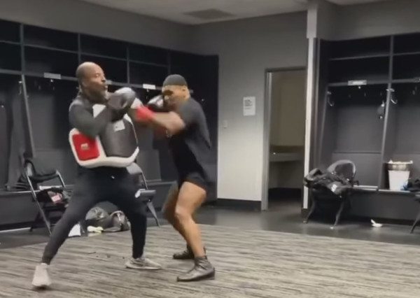 Tyson Pakai Peci Hitam, Ini yang Iron Mike Lakukan di Ruang Ganti
