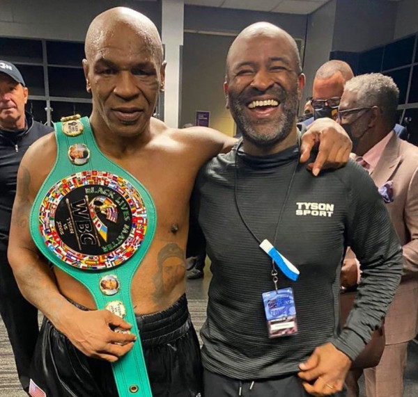 Tyson Pakai Peci Hitam, Ini yang Iron Mike Lakukan di Ruang Ganti