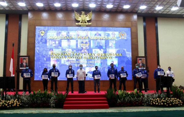 IMI Resmi Terbitkan Buku dan Video Tata Cara Berkendara Motor Berkelompok