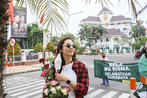 Bela Risma, Puluhan Gadis Cantik di Surabaya Bagikan Mawar ke Pengguna Jalan