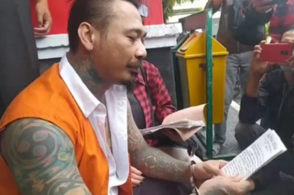 Jerinx SID Bacakan Cerpen Halu Ini saat Dijebloskan ke Lapas Kerobokan