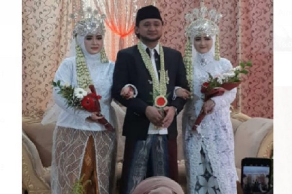 Viral Pengantin Laki-Laki Gandeng 2 Perempuan Cantik Sekaligus, Ini Kisahnya