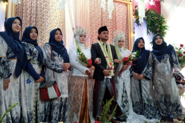 Viral Pengantin Laki-Laki Gandeng 2 Perempuan Cantik Sekaligus, Ini Kisahnya