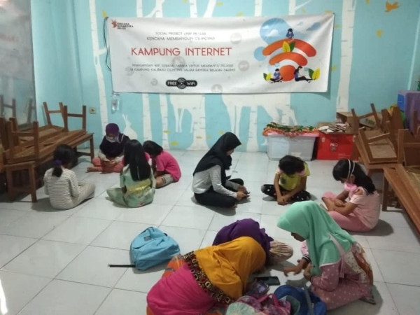 Tim Penerima Beasiswa LPDP Edukasi soal Internet dan Budidaya Lele di Cilincing