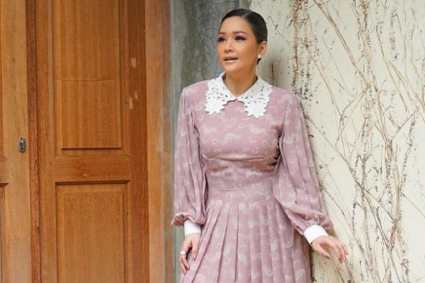 Yuk, Intip Gaya Fashionable Maia Estianty saat Jadi Juri Indonesian Idol