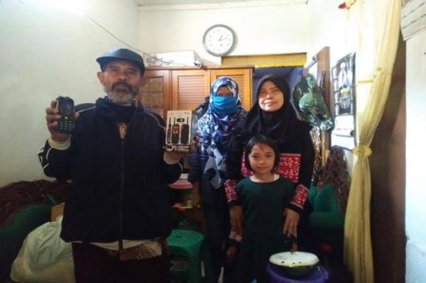 Suka Cita Abah Entis dan Keluarga Terima Bantuan Handphone Baru dari MNC Peduli