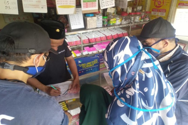 Suka Cita Abah Entis dan Keluarga Terima Bantuan Handphone Baru dari MNC Peduli
