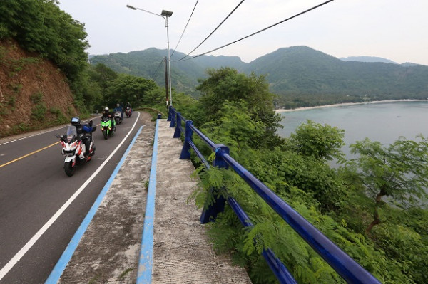 Singgah di Lombok, Mister Aladin Road Trip Protokol CHSE Kunjungi Pantai Malaka