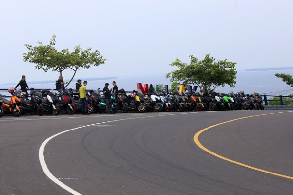 Singgah di Lombok, Mister Aladin Road Trip Protokol CHSE Kunjungi Pantai Malaka
