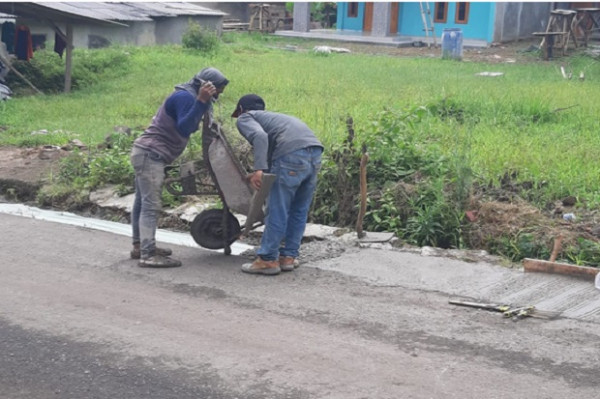 Duh, Proyek Bantuan Provinsi Jawa Barat Senilai Rp10,2 Miliar Dikerjakan Pakai Molen Cor