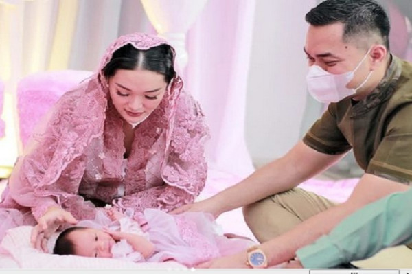 Wow, Zaskia Gotik Posting Foto Anak Dikelilingi Barang Mewah