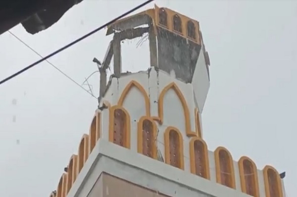 Kubah Menara Masjid Islamic Center Indramayu Runtuh Diterjang Angin Kencang