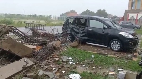 Kubah Menara Masjid Islamic Center Indramayu Runtuh Diterjang Angin Kencang