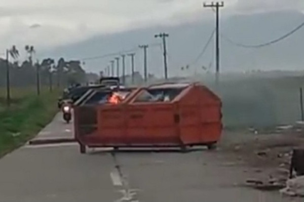 Belum Jelas Motifnya, Warga Blokade Jalan di Kerinci dengan Bak Sampah