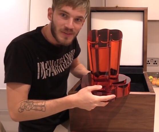 Ini Perbedaan YouTube Ruby Play Button Versi Blackpink, PewDiePie, dan T-Series