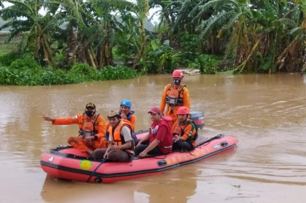 Main Hompimpa, Remaja ABG Hilang Terseret Arus Sungai Piji