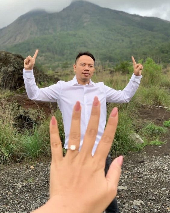 Pamer Cincin dari Vicky Prasetyo, Kalina Oktarani: Aku Bilang “I Do”