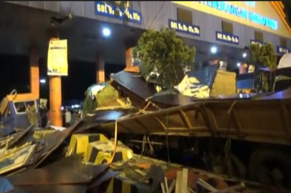Truk Tabrak Tollgate Pelabuhan Bakauheni akibat Rem Blong, 3 Orang Tewas