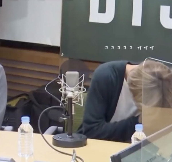 Video Kocak BTS Cek Ritsleting Celana saat MAMA 2020 Beredar, Ini Latar Peristiwa yang Buat V Jadi 'Trauma'