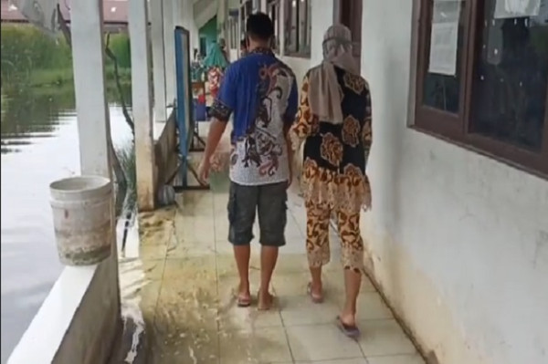 Lingkungan Terendam Banjir, Warga Pekalongan Tetap Antusias ke Lokasi TPS