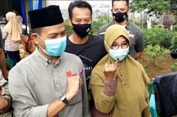 Tanpa Didampingi Sahrul Gunawan, Cabup Bandung Dadang Supriatna Mencoblos di Tegal Luar