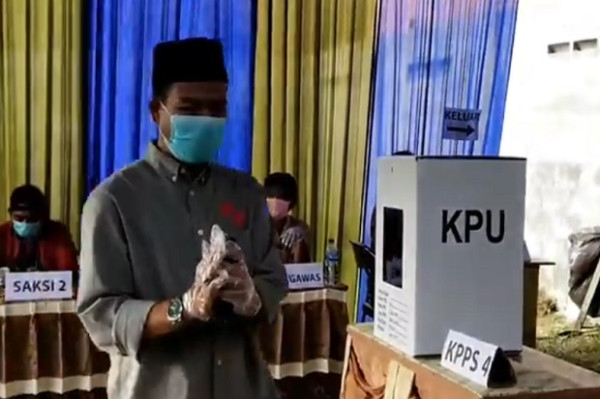 Tanpa Didampingi Sahrul Gunawan, Cabup Bandung Dadang Supriatna Mencoblos di Tegal Luar